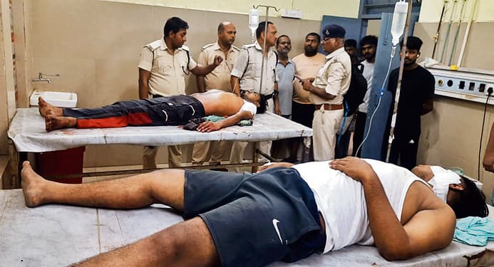 होटल में नाश्ता करने आये ग्राहक ने चाकू मारकर दुकानदार व उसके भाई को किया जख्मी