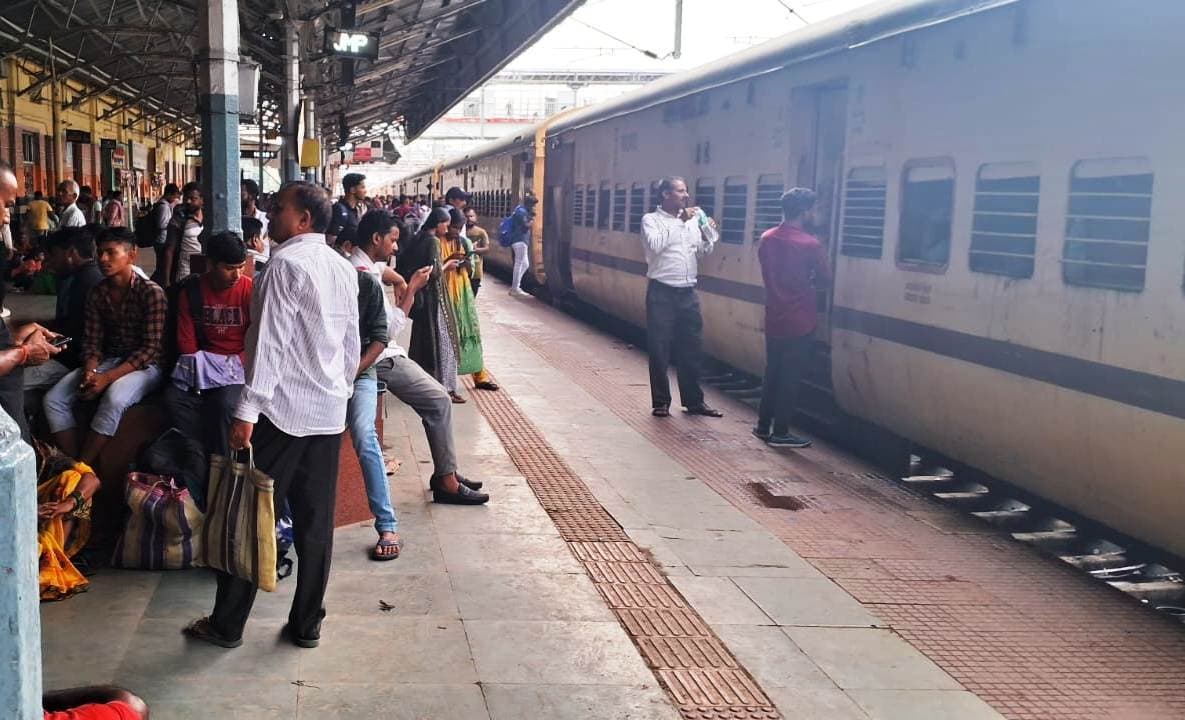 जमालपुर से गुजरने वाली दो एक्सप्रेस ट्रेनों के एसी डब्बे हटाकर लगेंगे जनरल कोच