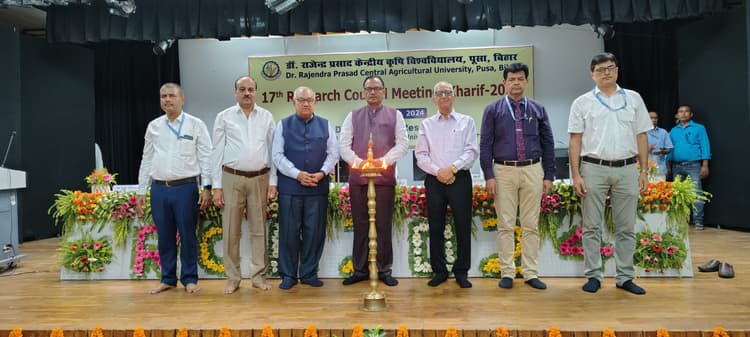 विश्वविद्यालय किसानों के साथ मिलकर कर रहा 80 फीसदी बीज उत्पादन : कुलपति