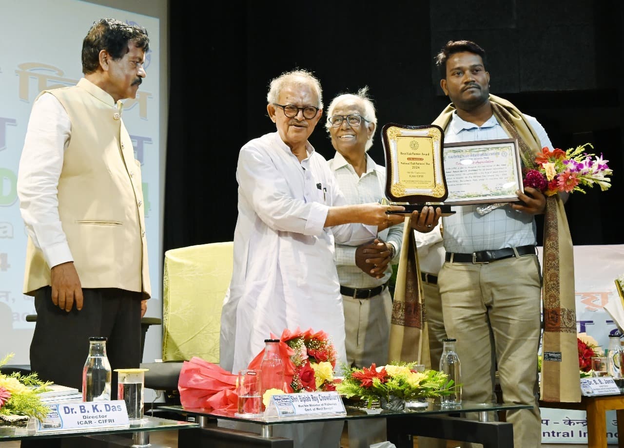 मछली पालन करने वाले जरीडीह बाजार के कुणाल कोलकाता में सम्मानित