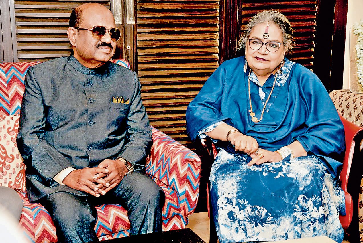 राज्यपाल ने सिंगर उषा उथुप से की मुलाकात