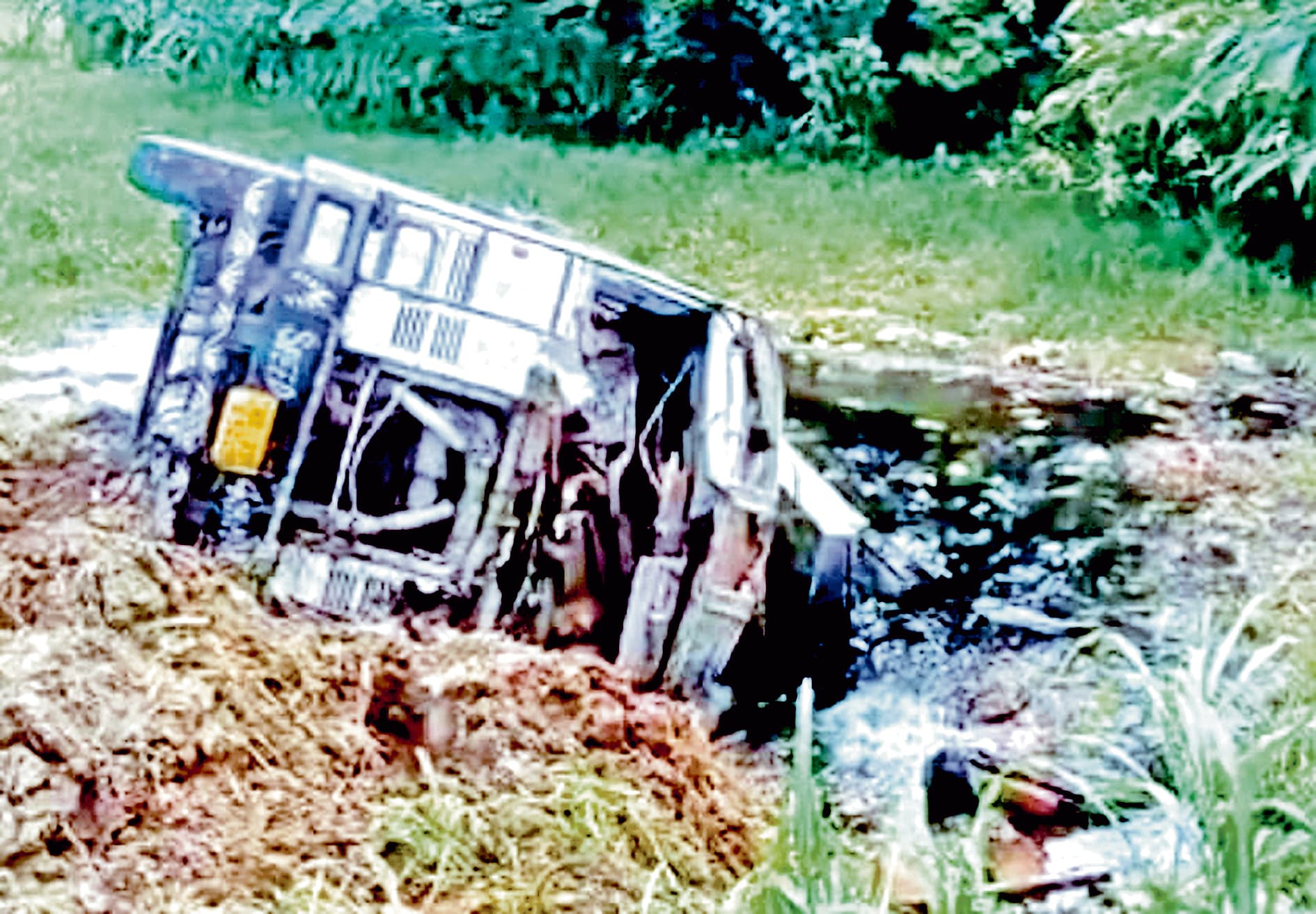 सरिया लदा ट्रक पलटा एक की मौत, दो जख्मी