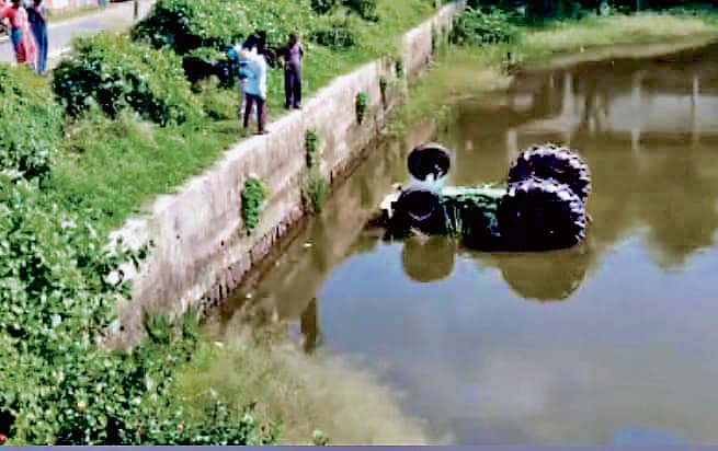 तालाब में पलटा ट्रैक्टर, दो घायल
