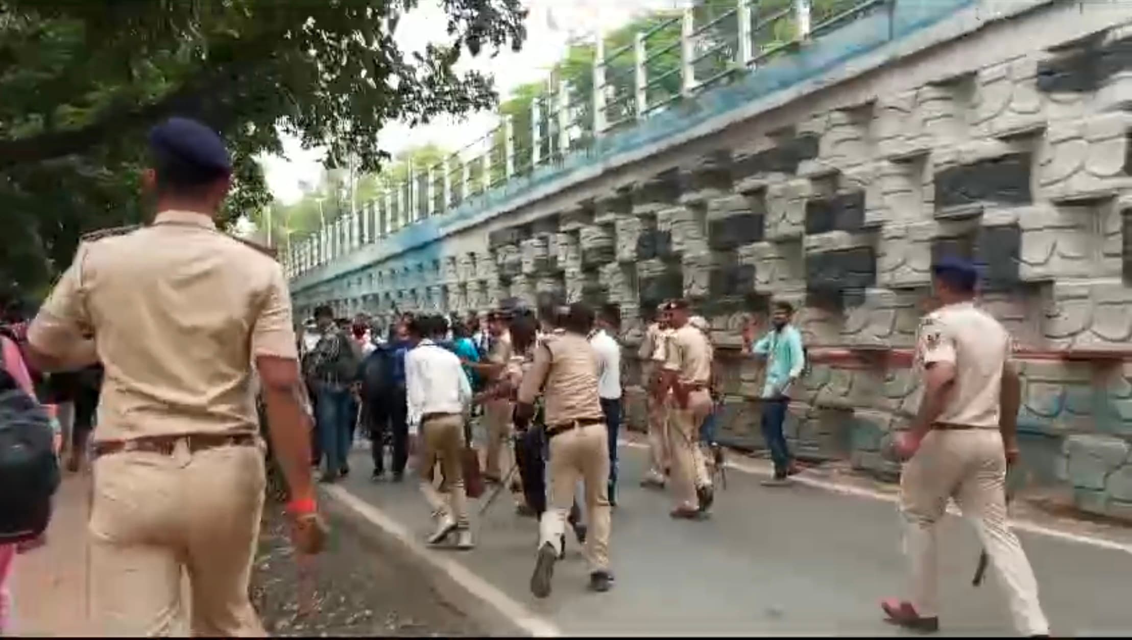 पुलिस ने लैब टेक्नीशियनों को दौड़ा-दौड़ा कर पीटा, एक दर्जन से अधिक को लगीं चोटें