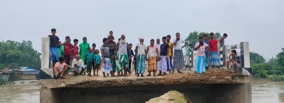 एक वर्ष के अंदर पुल का एप्रोच ध्वस्त, आवागमन बाधित