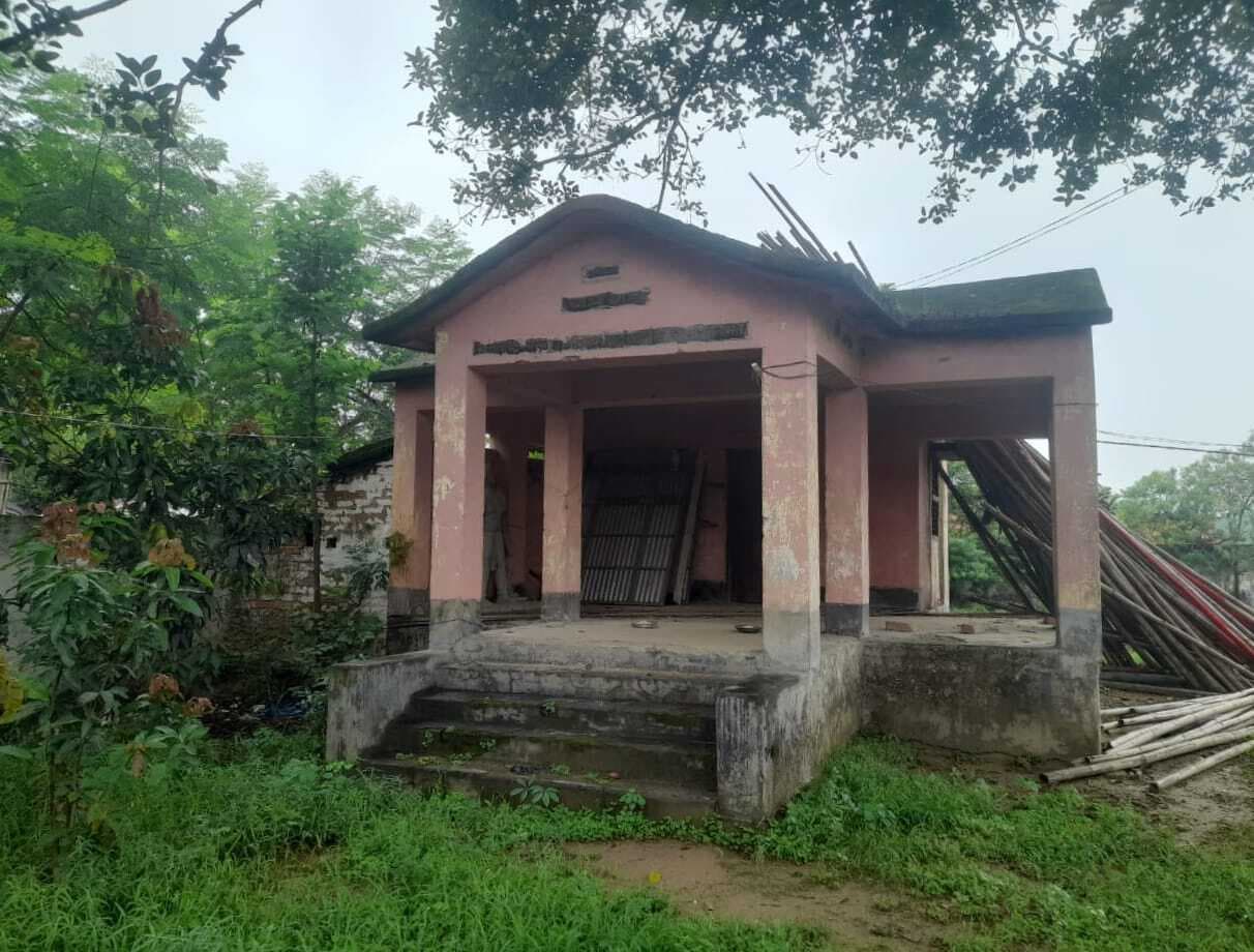 कचहरी रोड स्थित यात्री शेड अतिक्रमित