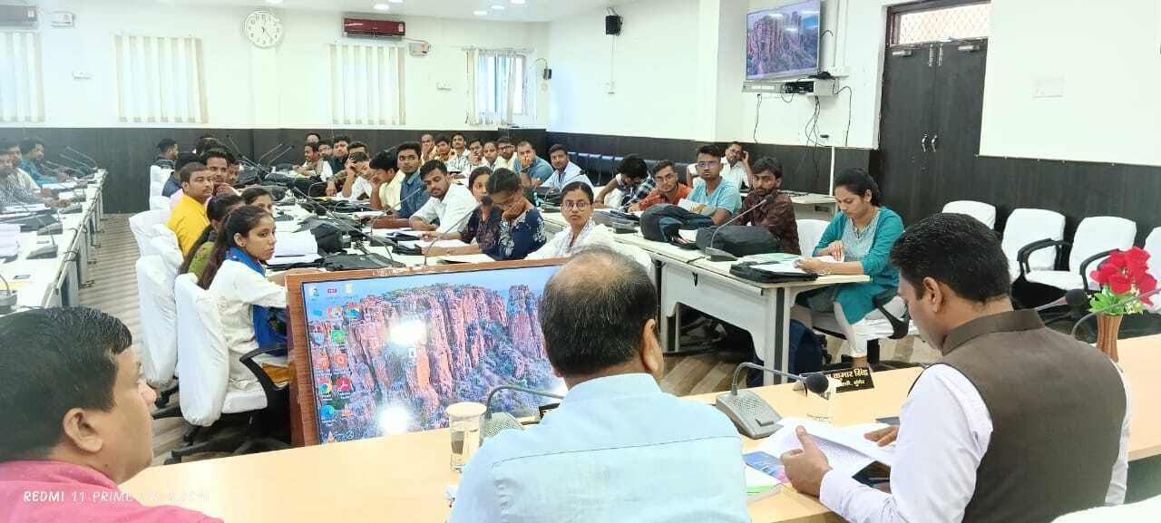 आपके कंधों पर है भूमि सर्वेक्षण व भूमि विवाद के शत प्रतिशत मामलों के निष्पादन का लक्ष्य : डीएम