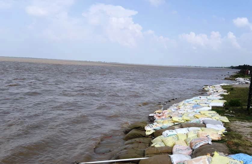 मुंगेर में गंगा के जलस्तर में लगातार हो रही बढ़ोतरी , मंडराने लगा बाढ़ का खतरा