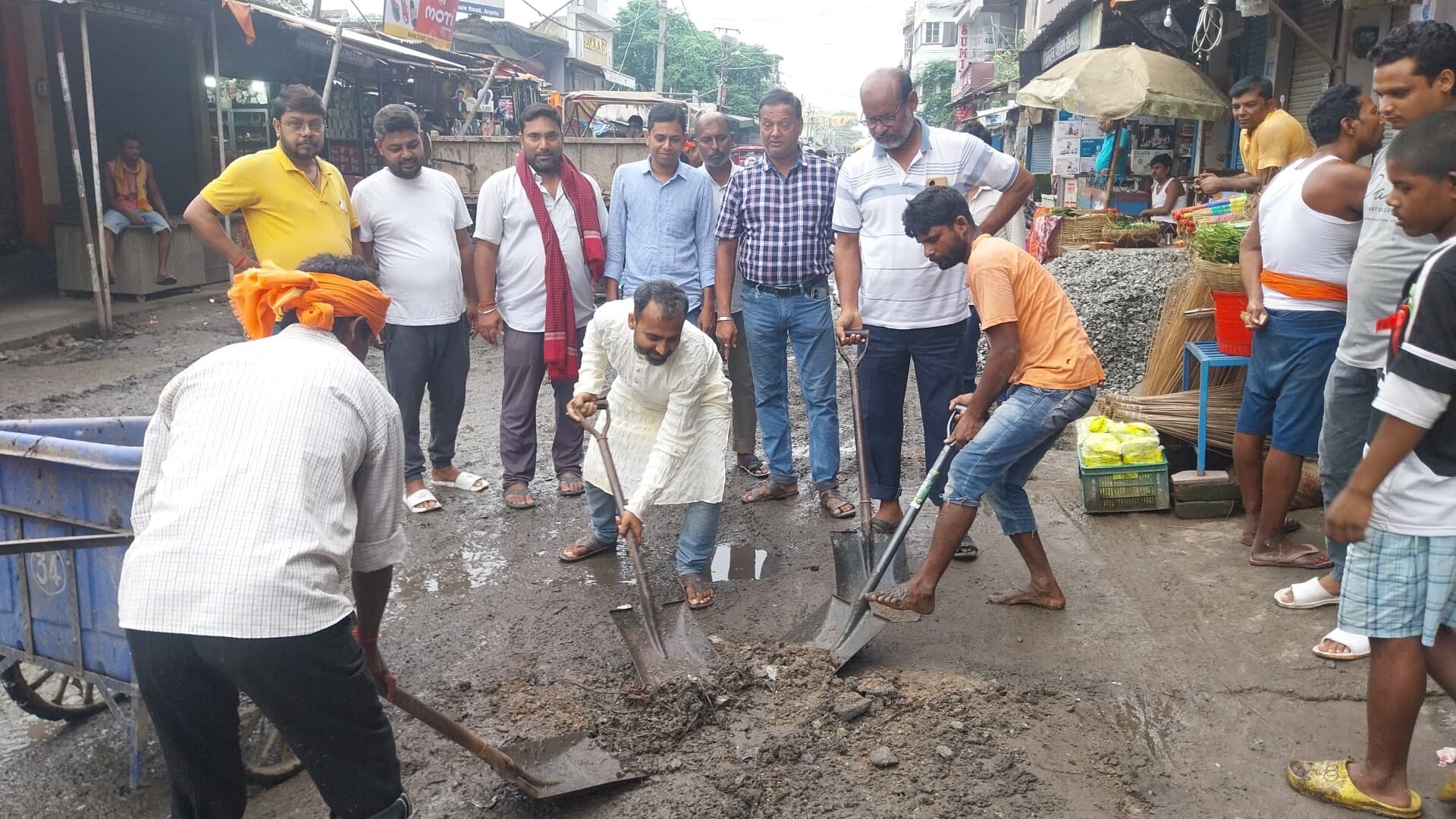 शहर के चांदनी चौक से हटिया रोड तक पार्षदों ने चलाया कुदाल व बेलचा