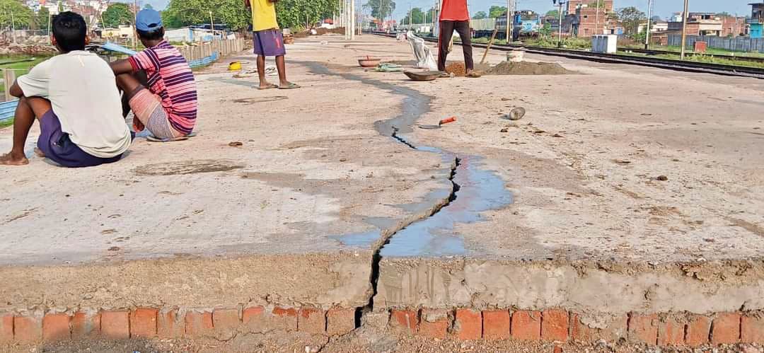 गुरारू रेलवे स्टेशन निर्माण के दौरान प्लेटफाॅर्म में आयी दरार
