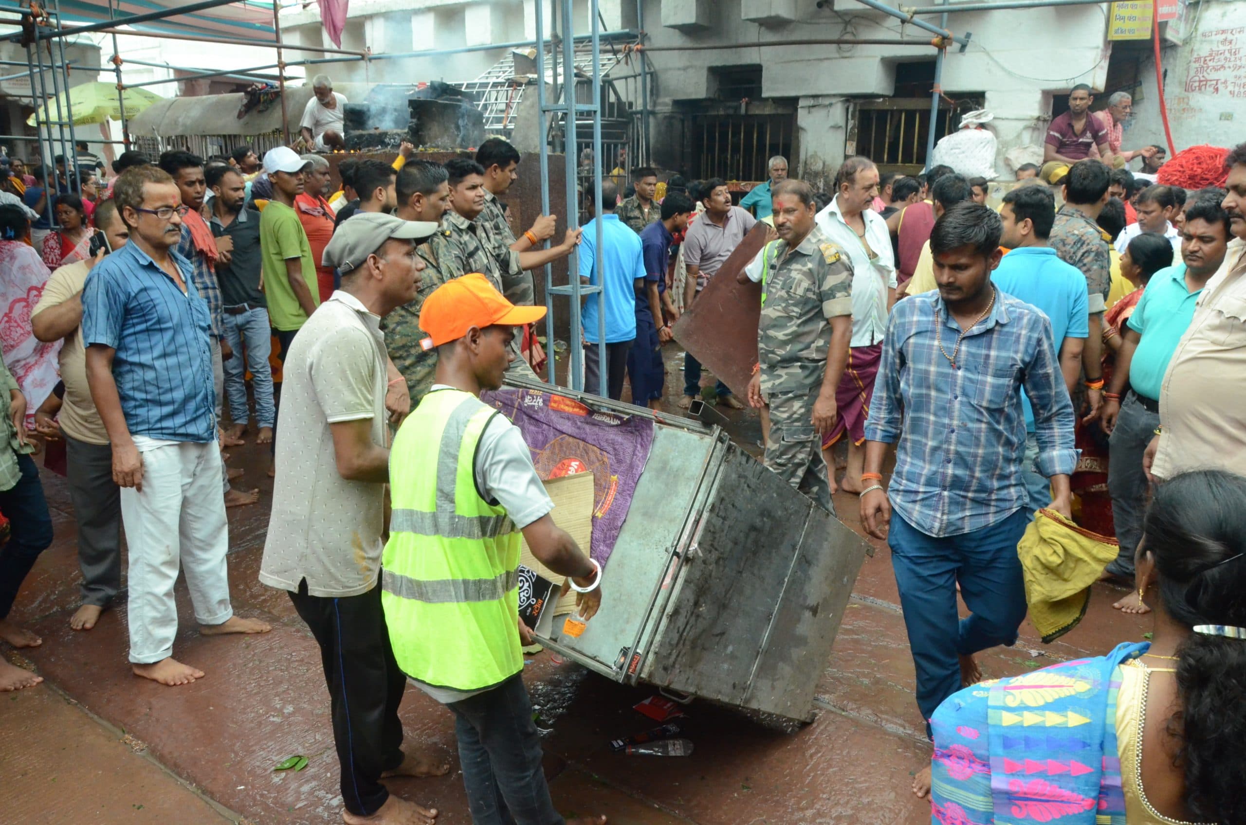 पहले दिन मंदिर प्रांगण से हटाये गये 70 काउंटर
