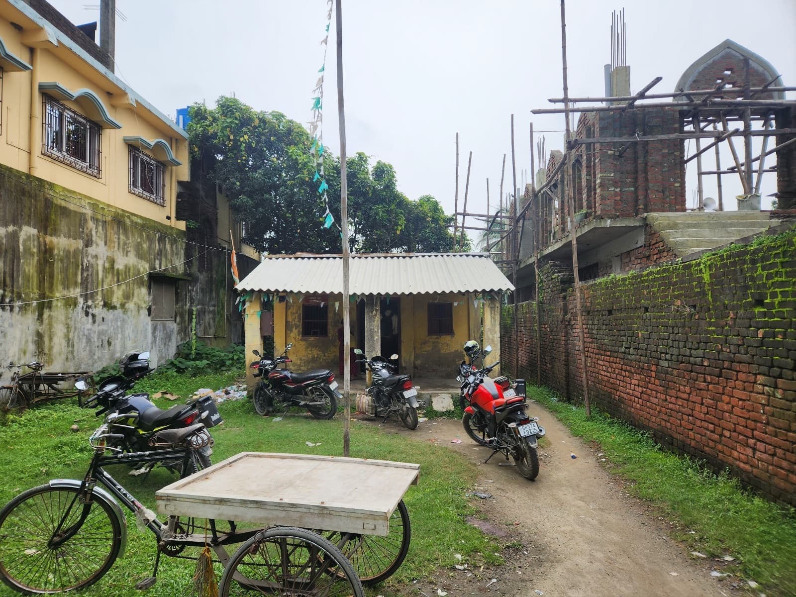 बिजली सहित अन्य मूलभूत सुविधाओं से वंचित है शाखा डाकघर पौआखाली