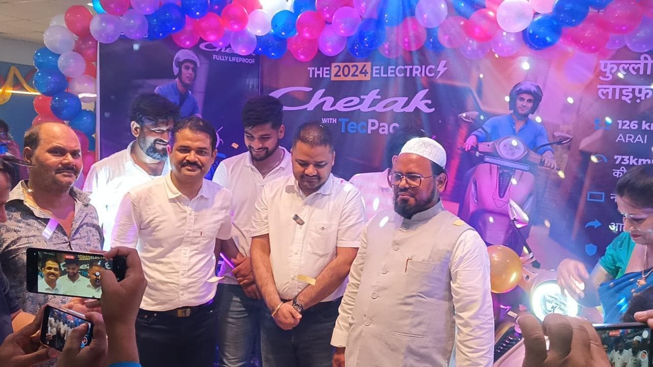 बजाज की चेतक इलेक्ट्रिक स्कूटी को विधायक व रजिस्ट्रार ने किया लॉन्च