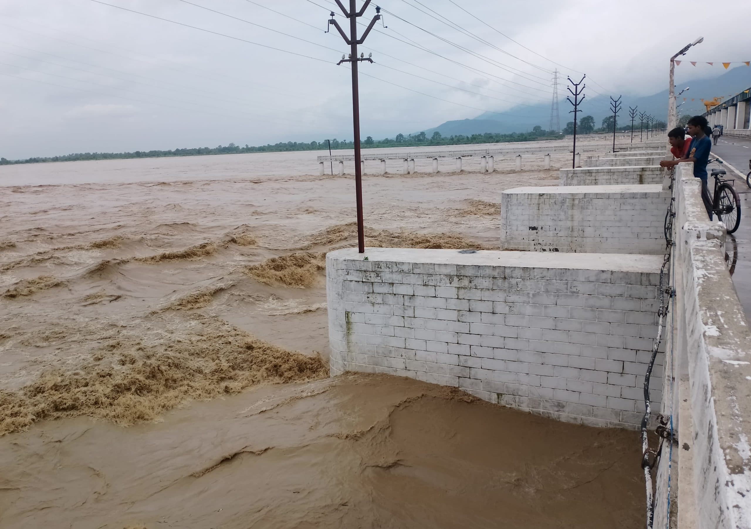 एक बार फिर गंडक नदी के जलस्तर में वृद्धि जारी, कर्मी अलर्ट