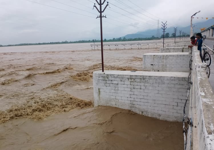 एक बार फिर गंडक नदी के जलस्तर में वृद्धि जारी, कर्मी अलर्ट