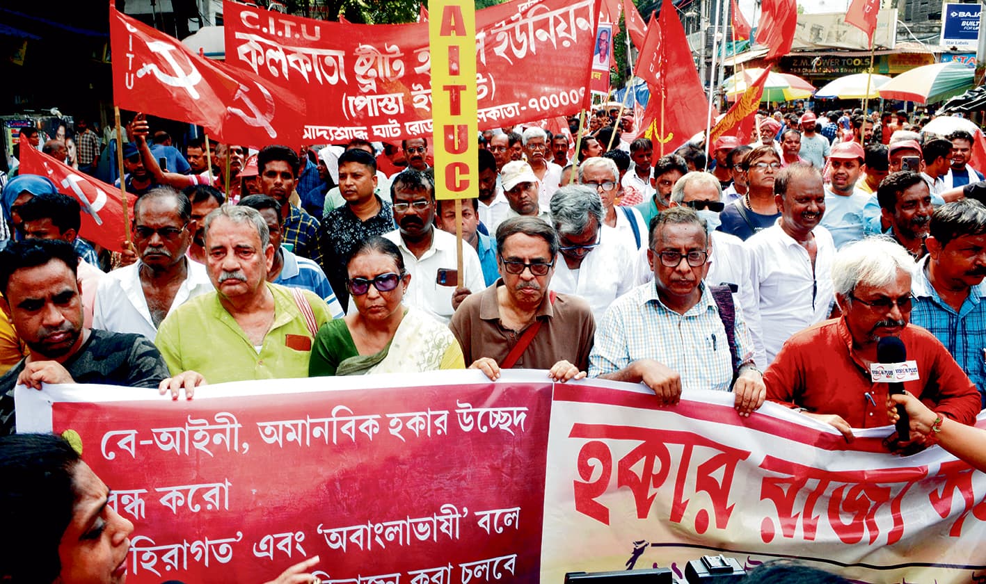 अपनी मांगों को लेकर हॉकरों ने दिया धरना
