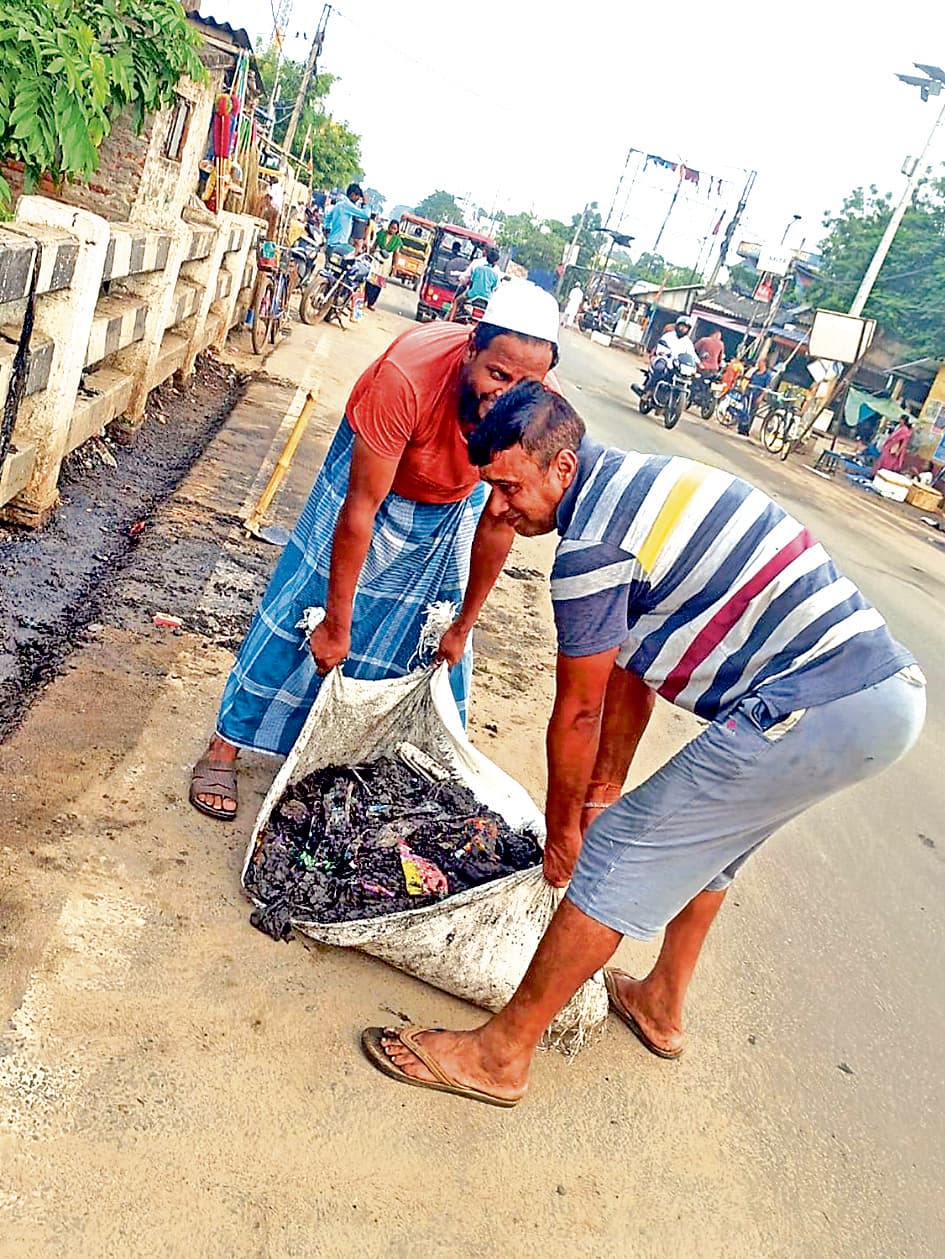 डीवीसी सेतु पर स्थानीय युवकों ने की साफ-सफाई
