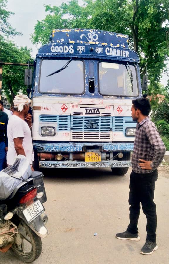 बाइक के जंप करने से नीचे गिरी महिला को टैंकर ने कुचला, गयी जान