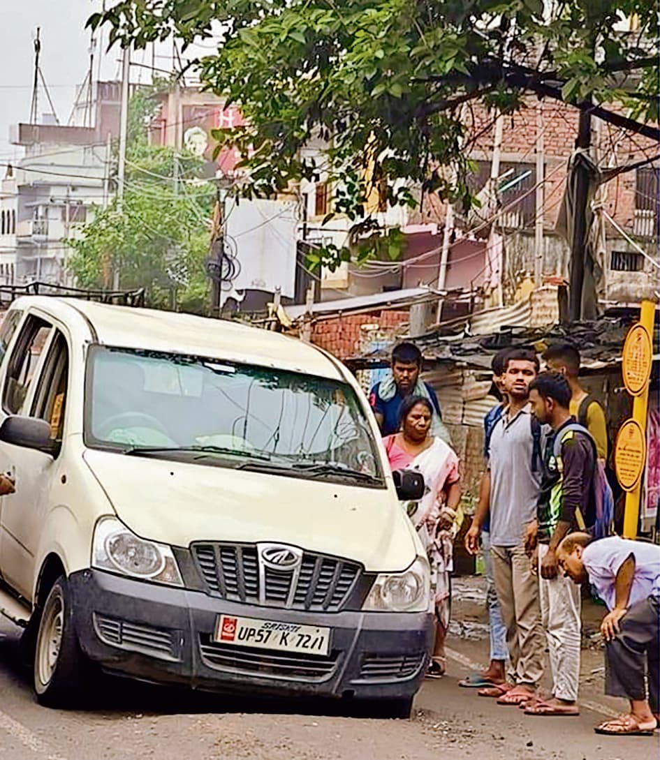 बारिश से बिगड़ी सड़कों की सूरत, जगह जगह बने गड्ढों से लोगों को हो रही परेशानी