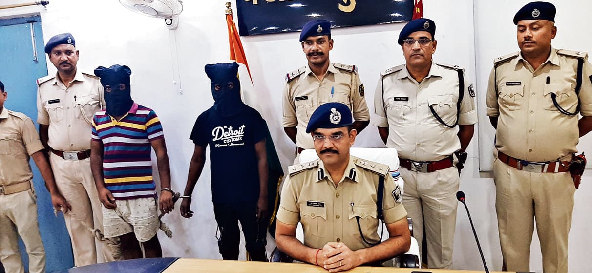 हथियार के साथ कार सवार दो गिरफ्तार