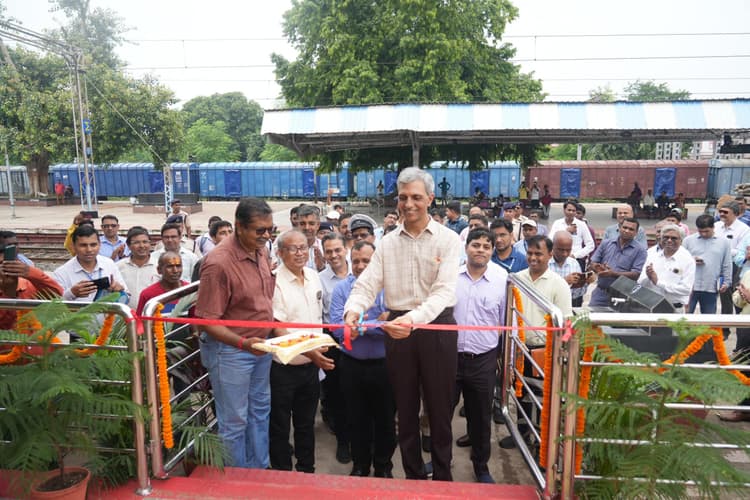 चिरेका निर्मित लोको मॉडल का स्टेशन पर हुआ अनावरण