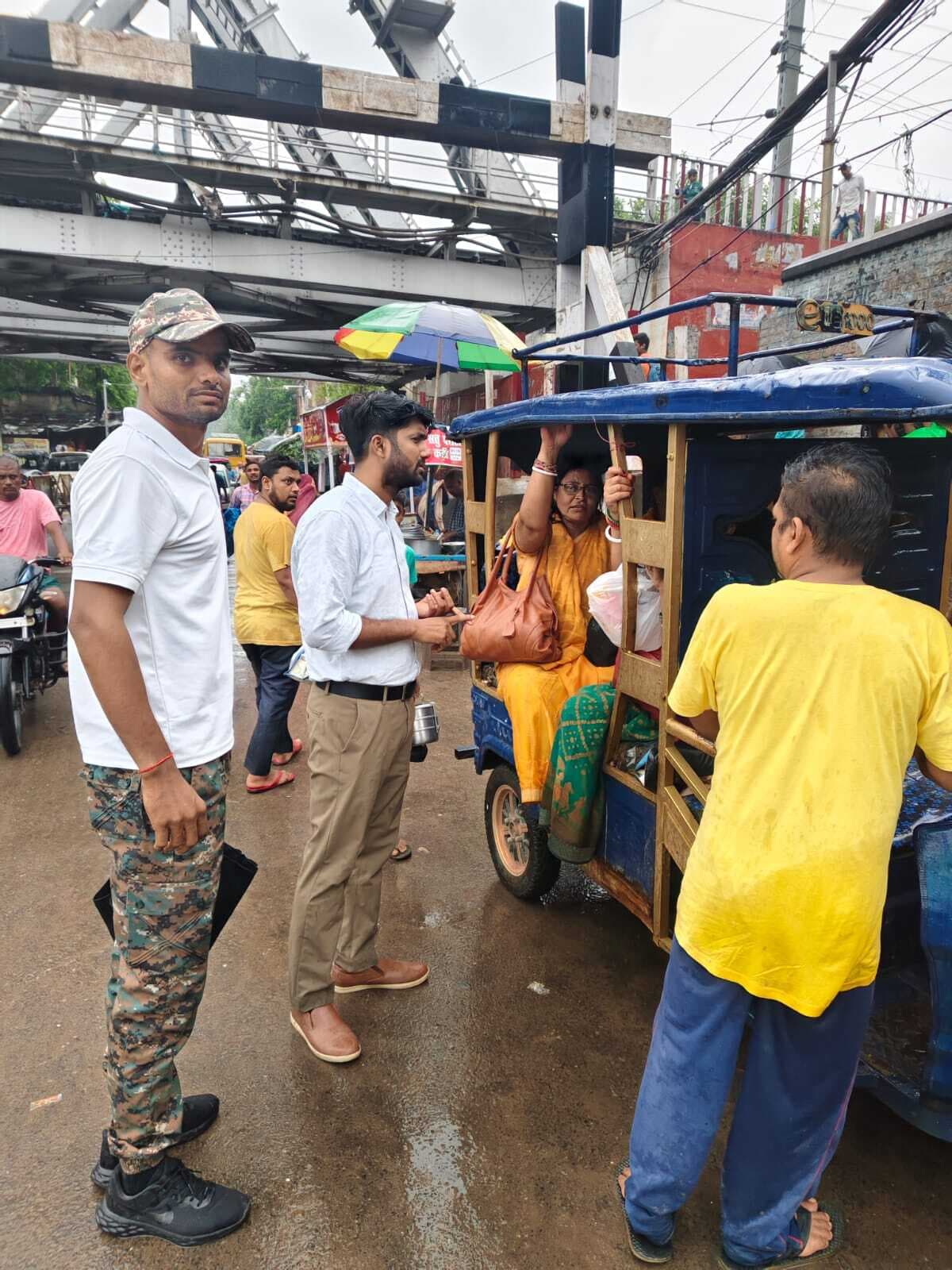 बाजार में खरीदारों की भीड़, सड़क पर लग रहा जाम