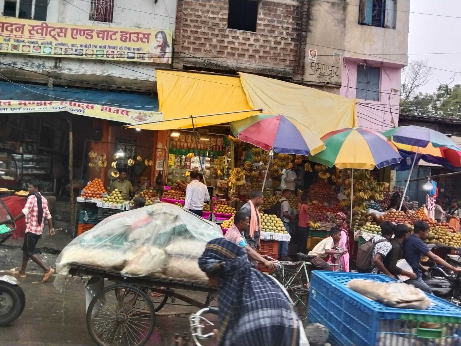 नगर परिषद से मिला था लाइसेंस, अब फुटपाथ पर ही बना ली स्थायी दुकानें