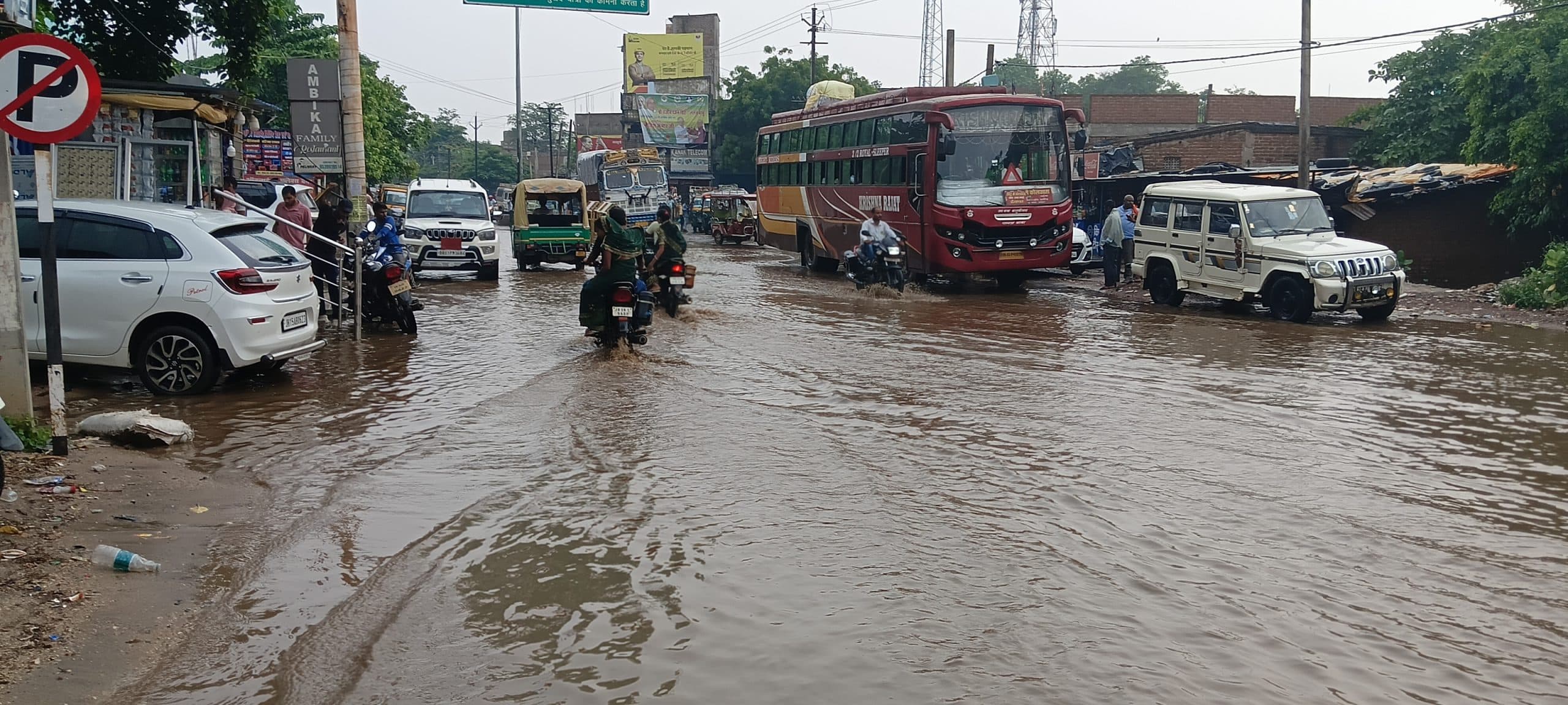 भारी बारिश से चकाई चौक  पर सड़क बनी तालाब