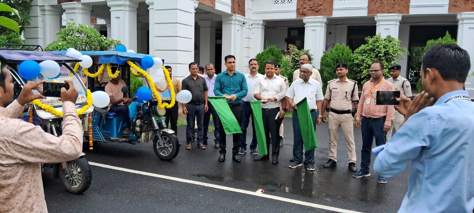 डीएम ने सारथी रथ को हरी झंडी दिखा किया रवाना