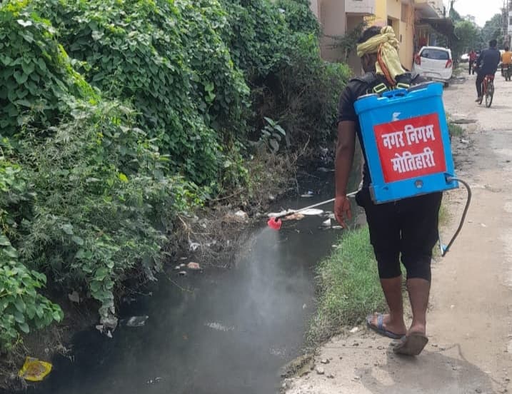 शहरी क्षेत्र के नाला में एंटी लार्वा का छिड़काव शुरू