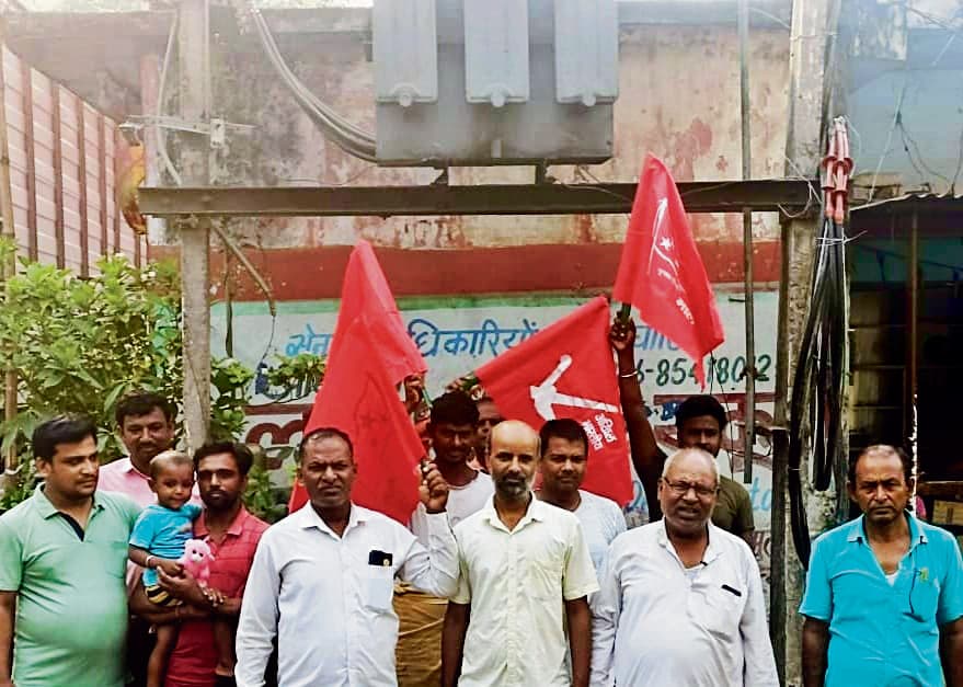 औद्योगिक क्षेत्र में ट्रांसफॉर्मर लगाने की मांग को लेकर माले ने किया प्रदर्शन