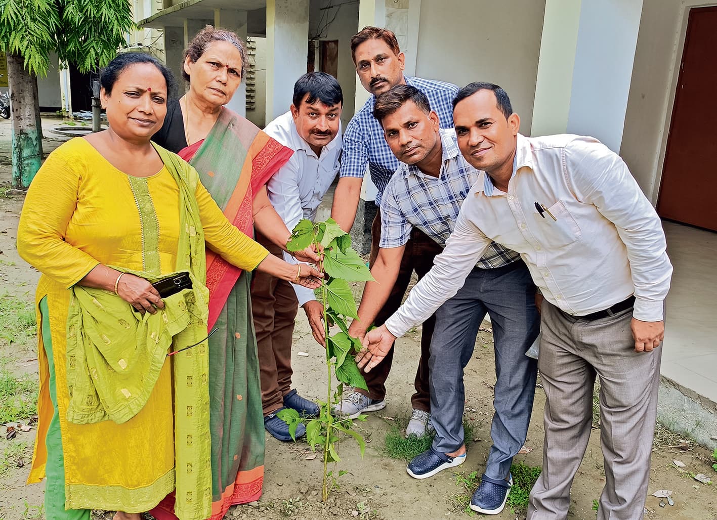 प्रभात खबर के 28वें स्थापना दिवस पर शहर से लेकर ग्रामीण इलाकों तक किया गया पौधारोपण