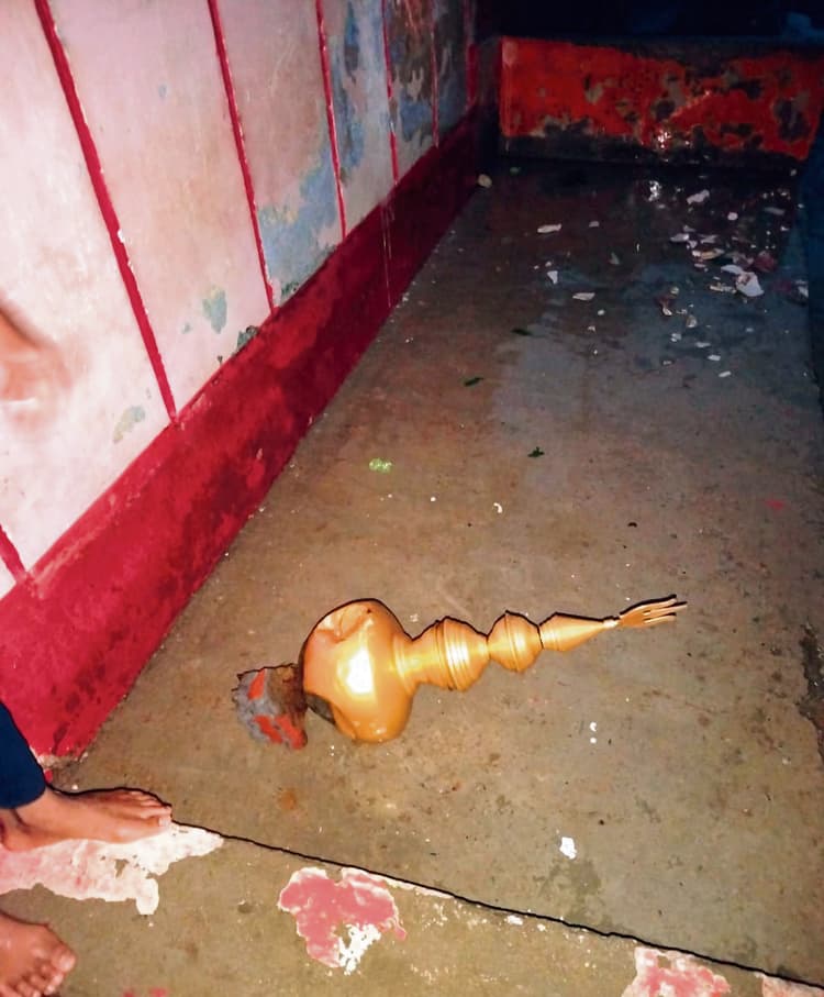 वज्रपात से आमस के झरी शिव मंदिर का फटा गुंबद