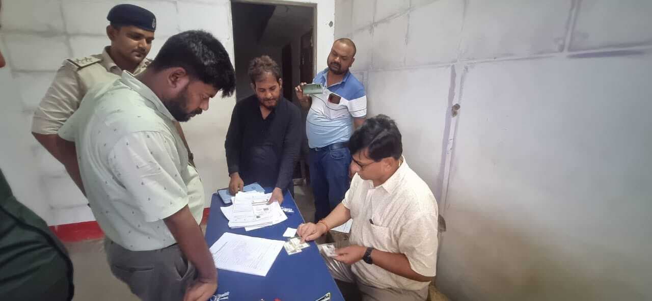 एसडीओ ने आधार कार्ड केंद्रों पर की छापेमारी, तीन केंद्रों को किया सील
