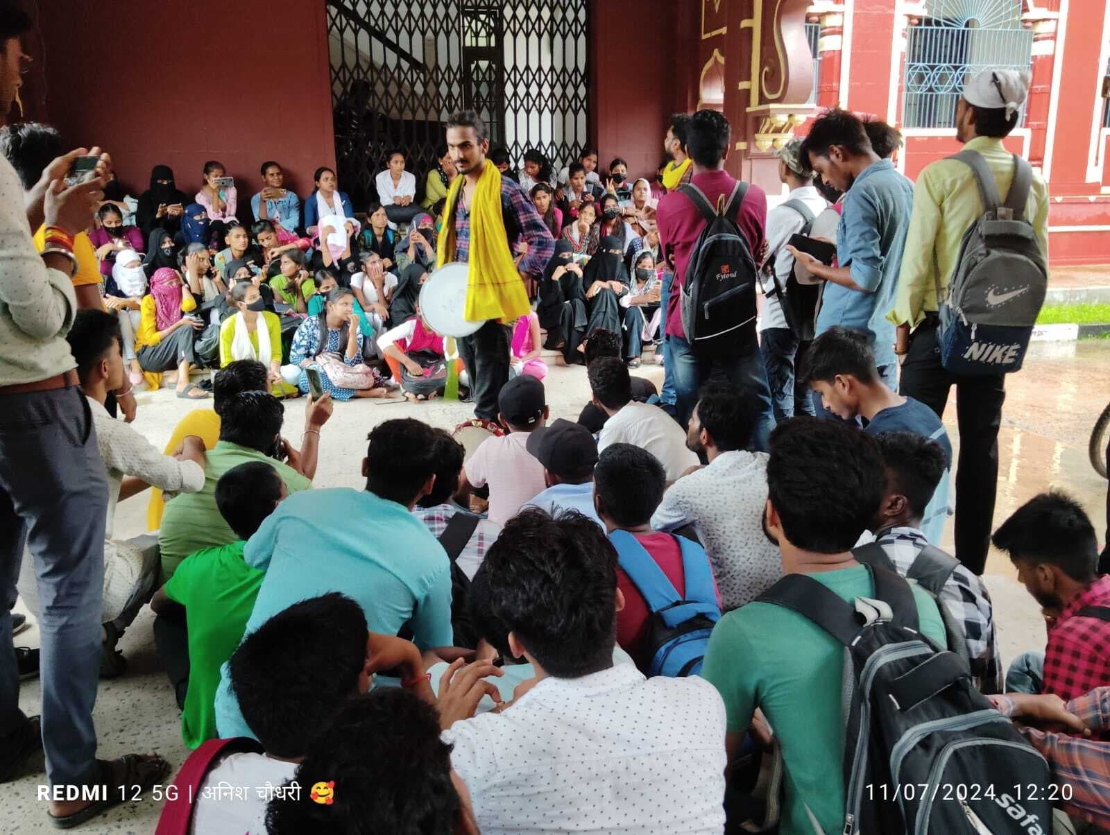 स्नातक प्रथम सेमेस्टर के रिजल्ट में सुधार की मांग को लेकर एमएसयू ने किया प्रदर्शन