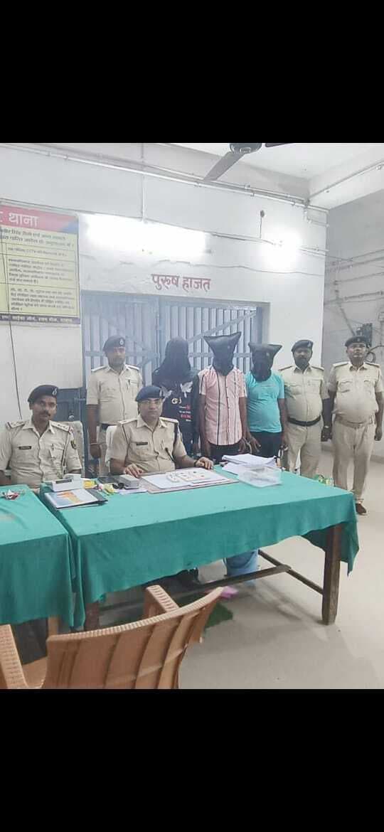 लूट के चंद घंटे बाद ही पुलिस ने लुटी कार को किया बरामद, तीन अपराधी गिरफ्तार