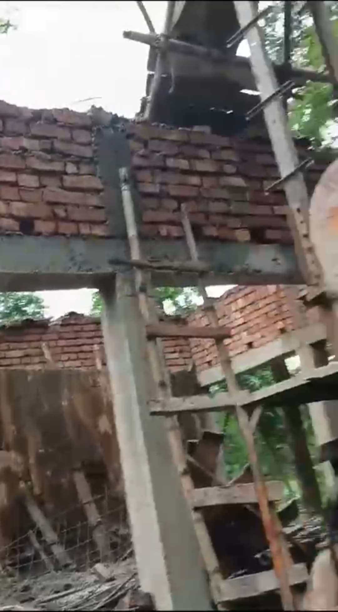 ढलाई के दौरान धराशायी हुई श्मशान घाट में निर्माणाधीन शेड की छत