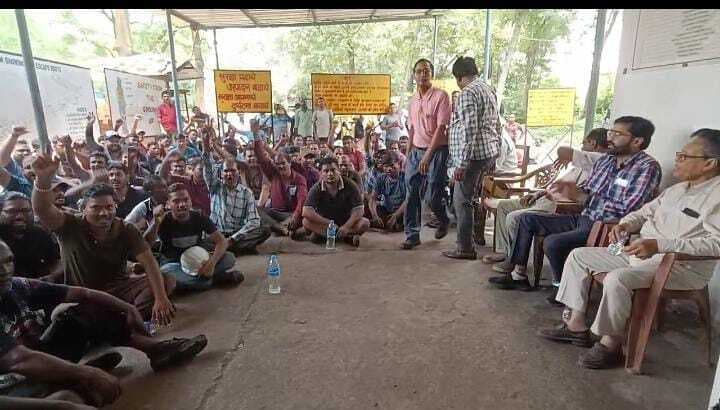 एमसीएल खदान की लिफ्ट दो साल से खराब, तीन श्रमिक यूनियनों ने किया प्रदर्शन