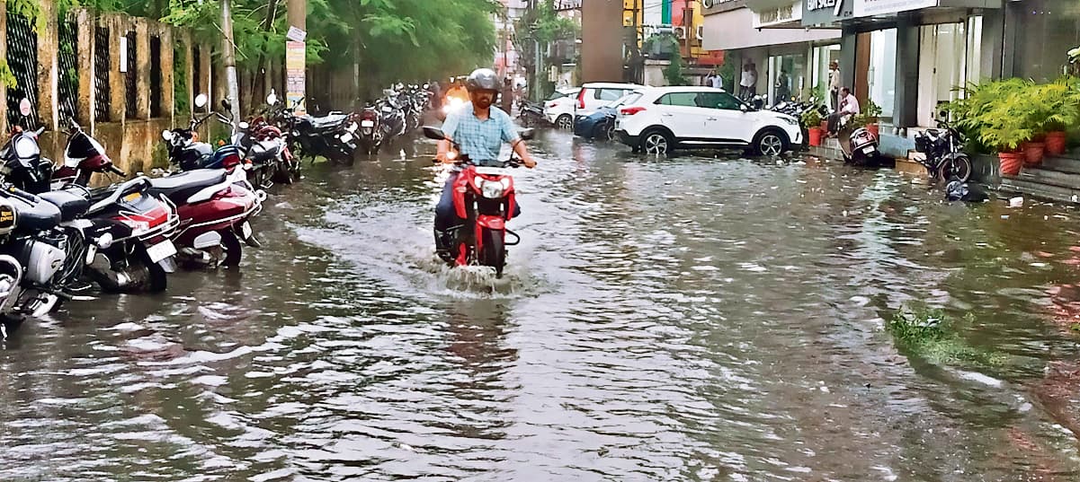 Ranchi news : एक घंटा की बारिश में शहर की सड़कें बनीं तालाब