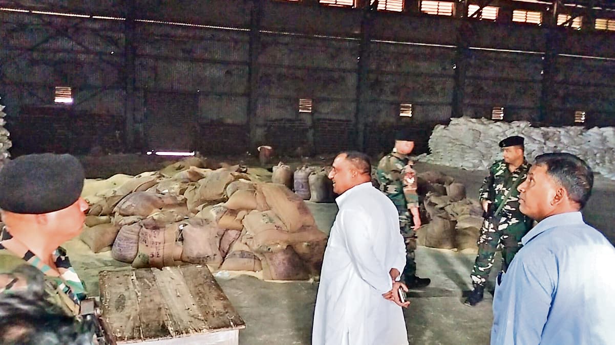 खाद्य आपूर्ति मंत्री ने जेएसएफसी के गोदाम का किया निरीक्षण, बोरियों में कम अनाज देख मंत्री ने अफसरों को लगायी फटकार, कहा : दोषी बख्शे नहीं जायेंगे