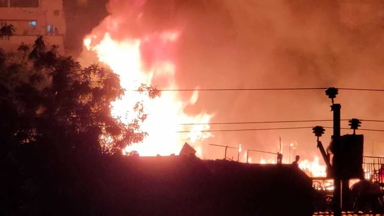 Patna : यारपुर में आग लगी, 60 झोंपड़ियां हुईं खाक