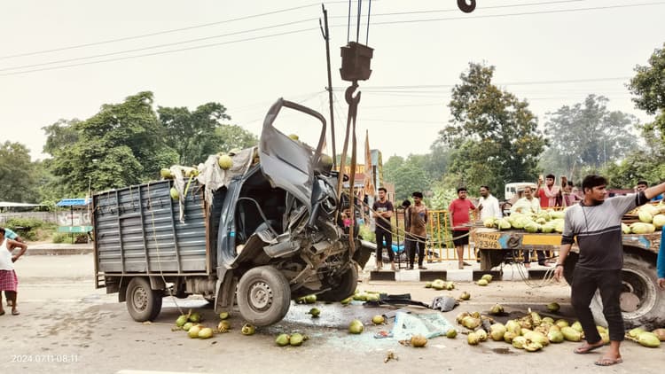 जीटी रोड पर खड़े टेलर से पिकअप वैन टकराया, खलासी की मौत