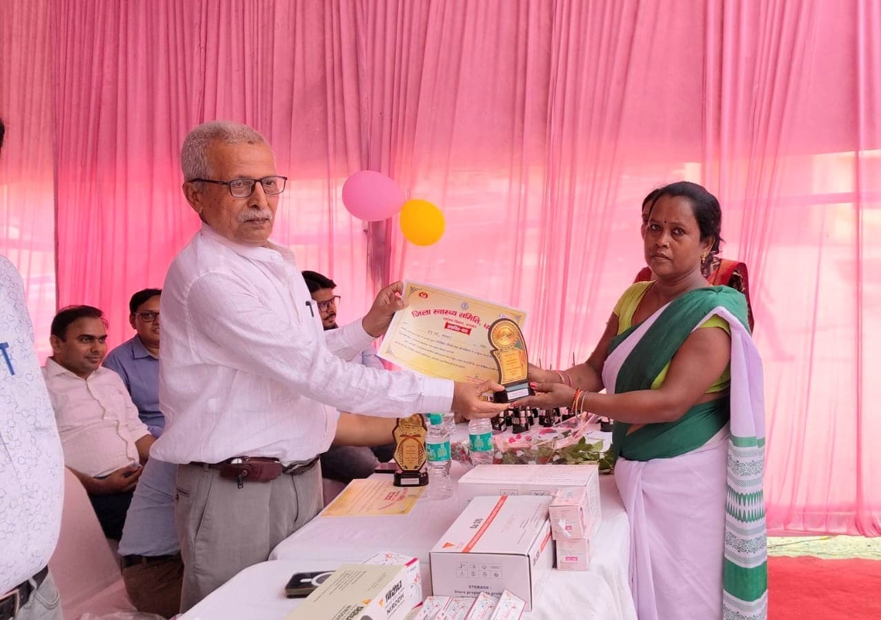 जनसंख्या स्थिरता को लेकर बेहतर काम करने पर चिकित्सक, एएनएम व सहिया पुरस्कृत