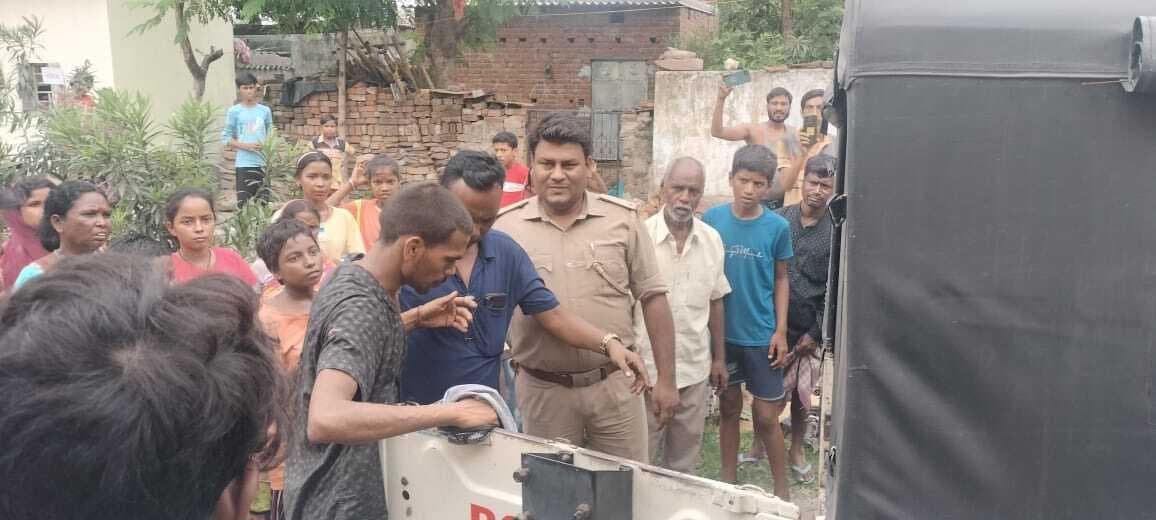 बच्चा चोरी के आरोप में युवक को पीटा, पुलिस के हवाले किया