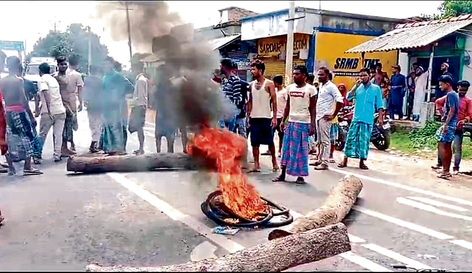 दो बसों में आगे निकलने की होड़ में कुचल कर एक किशोर की मौत