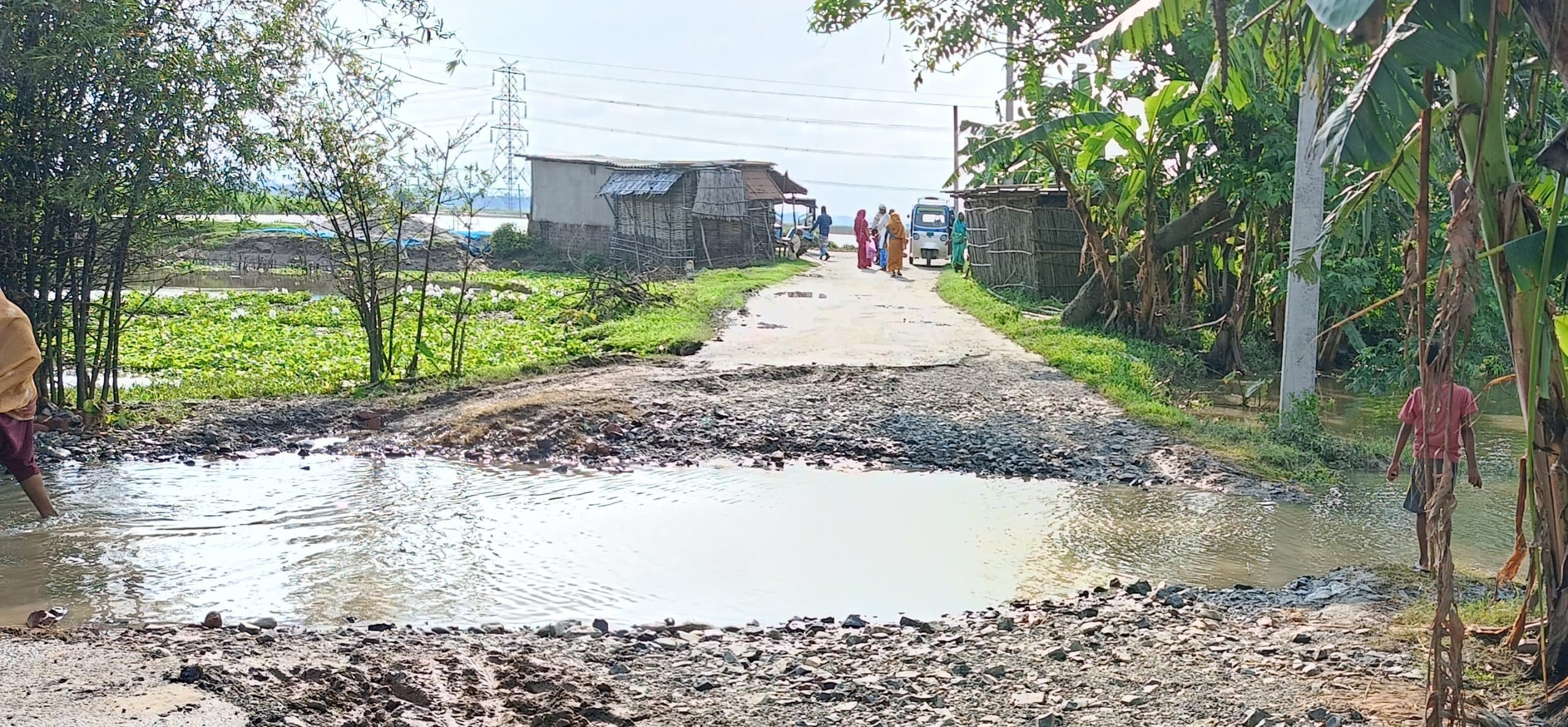 बाढ़ व कटाव से कई बेघर,  सीमलबाड़ी में मुख्य पक्की सड़क ध्वस्त