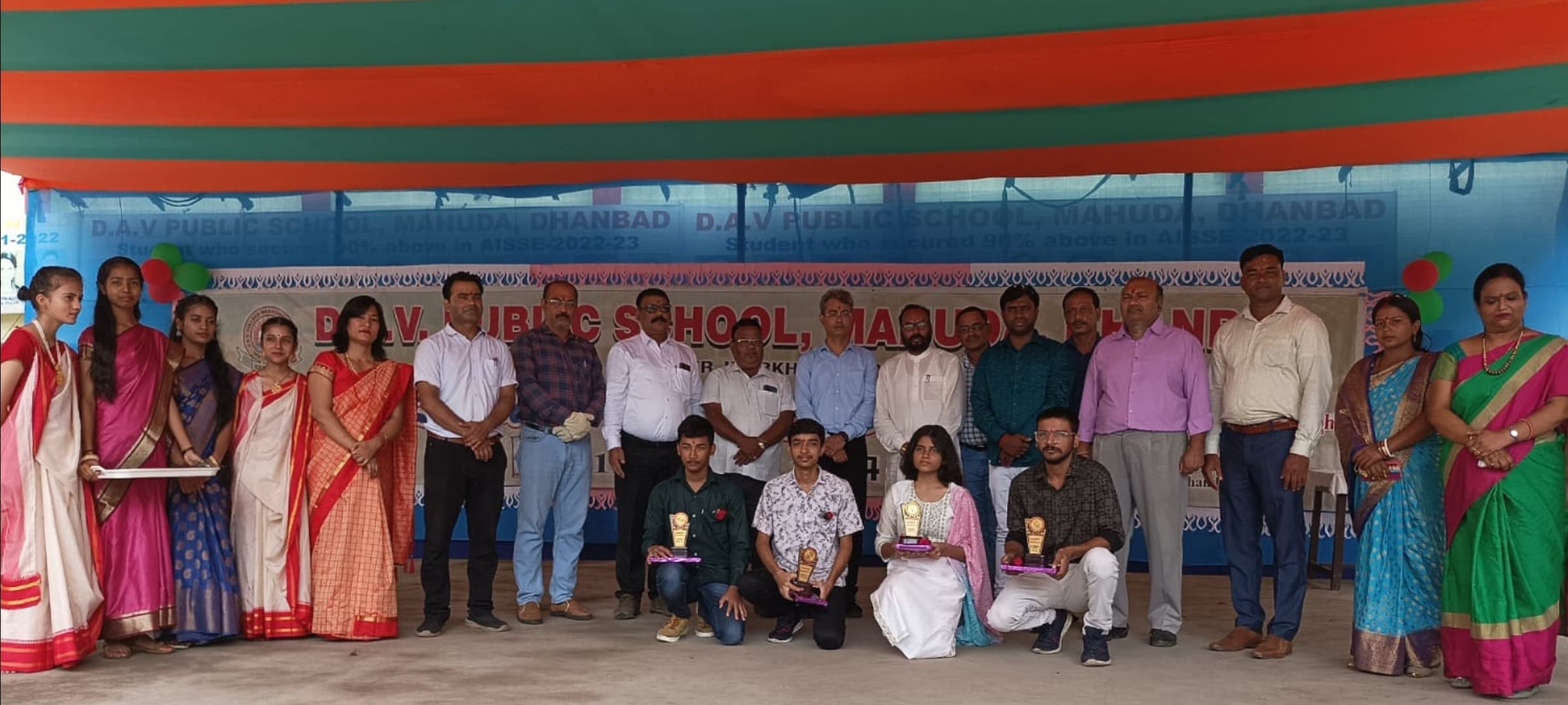 डीएवी पब्लिक स्कूल महुदा के स्थापना दिवस पर अव्वल स्टूडेंट्स सम्मानित