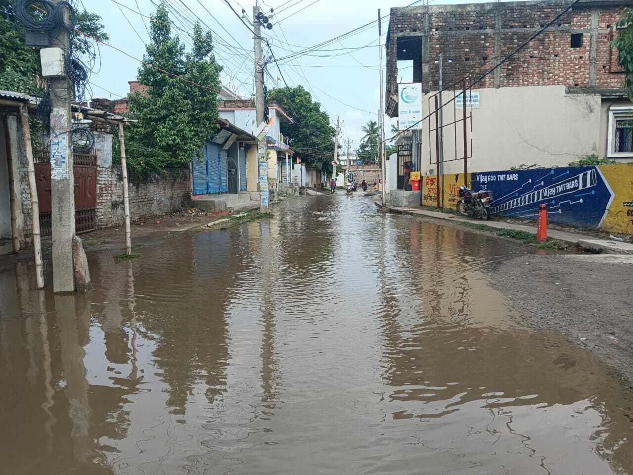 सामान्य से कम बारिश के बावजूद शहरी क्षेत्र में जलजमाव, रूक-रूककर हो रही बारिश से जनजीवन प्रभावित