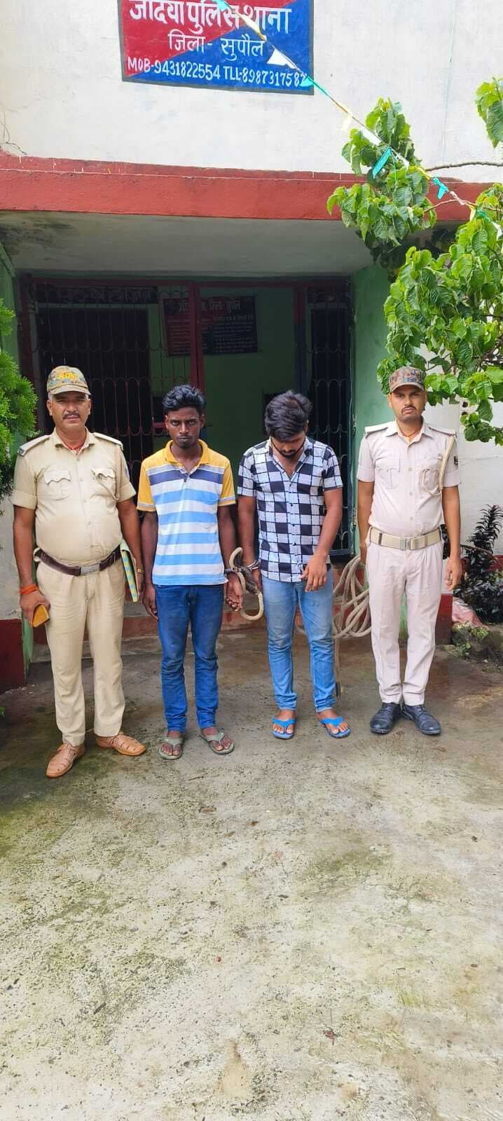 वाहन चेकिंग के दौरान छह कारतूस के साथ दो युवक गिरफ्तार