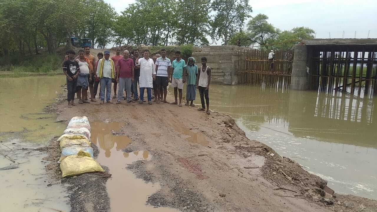 खड़िया गांव में बने डायवर्सन पर गंगा के पानी का बहाव, यातायात बाधित